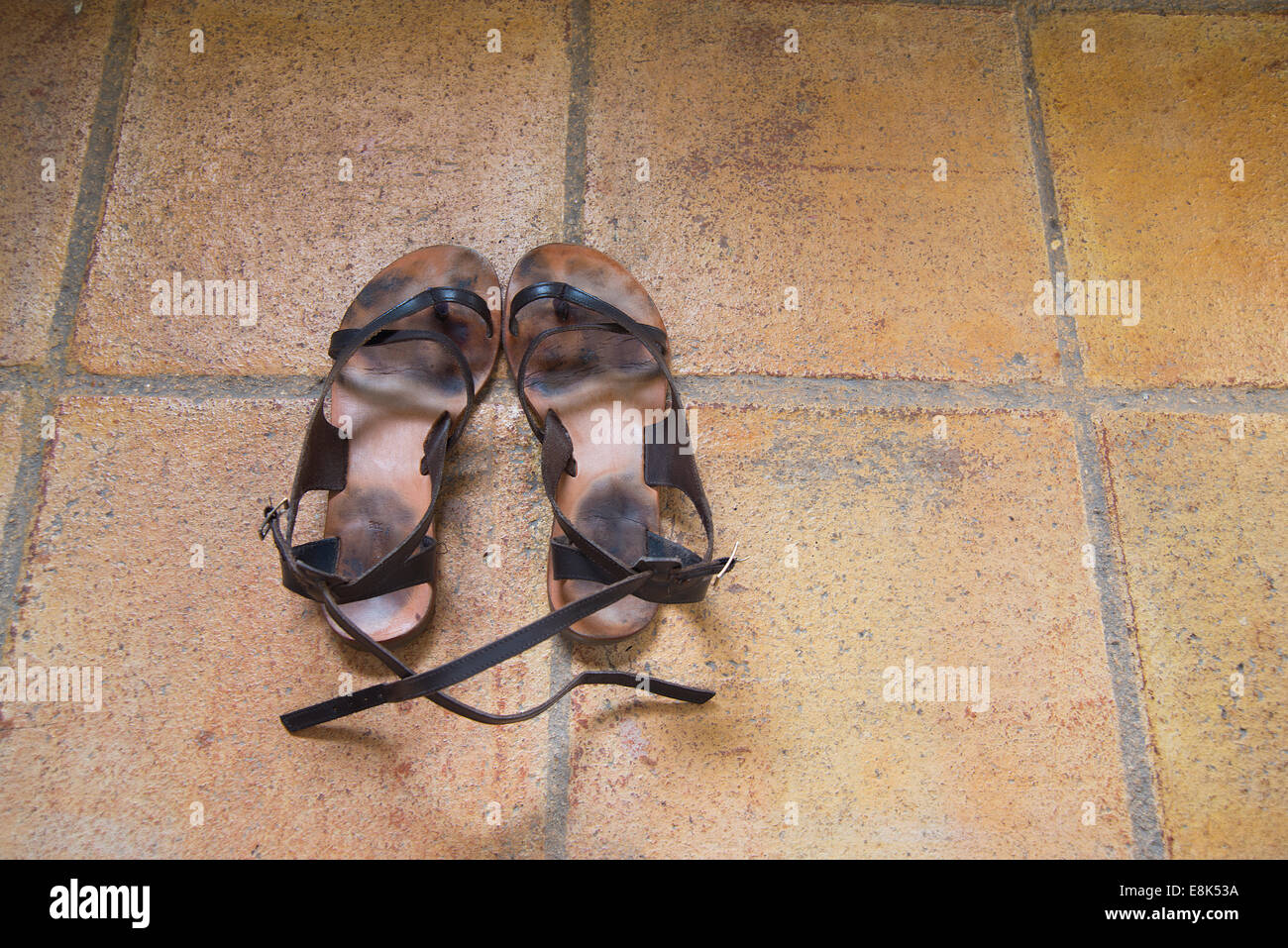 Par de viejas sandalias Fotografía de stock - Alamy