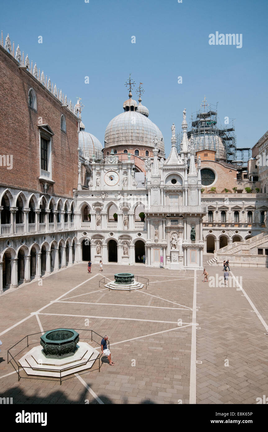 Patio de Doges Pallace Pallazzo Ducale o con dos pozos de bronce o vera di pozzo y la Basílica di San Marco, Venecia Italia Foto de stock