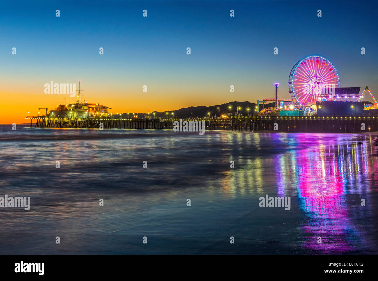 California, Estados Unidos, Los Angeles, Santa Monica Pier Crepúsculo (tamaños de gran formato disponibles) Foto de stock