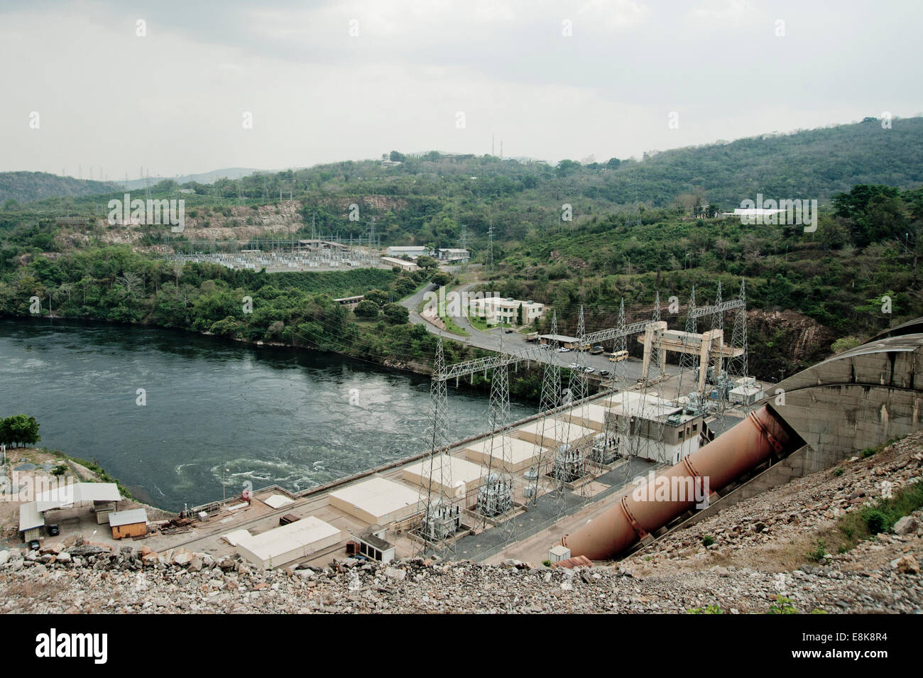 Akosombo represa hidroeléctrica en el río Volta en Ghana Fotografía de