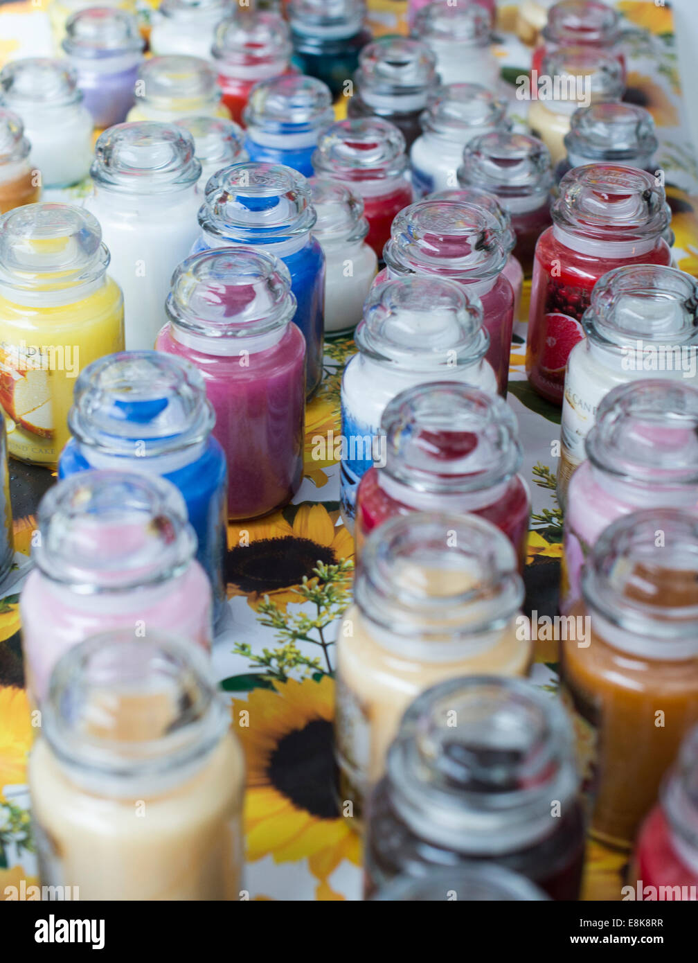 Frascos de vidrio con tintes naturales de diferentes colores presentada en un puesto en el mercado de Covent Garden Foto de stock