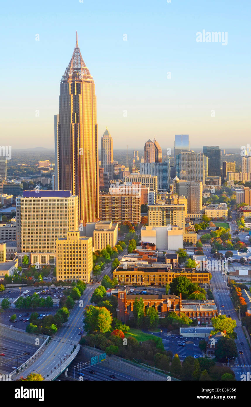 Atlanta, Georgia: Skyline espectacular vista del horizonte de Atlanta, Georgia en el amanecer. Todos los logos se han eliminado. Foto de stock
