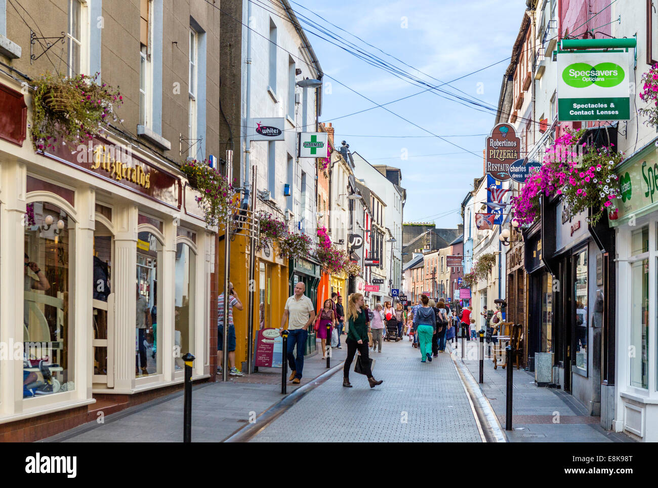 Tiendas de South Main Street en el centro de la ciudad, de la ciudad de Wexford, Condado de Wexford, República de Irlanda Foto de stock