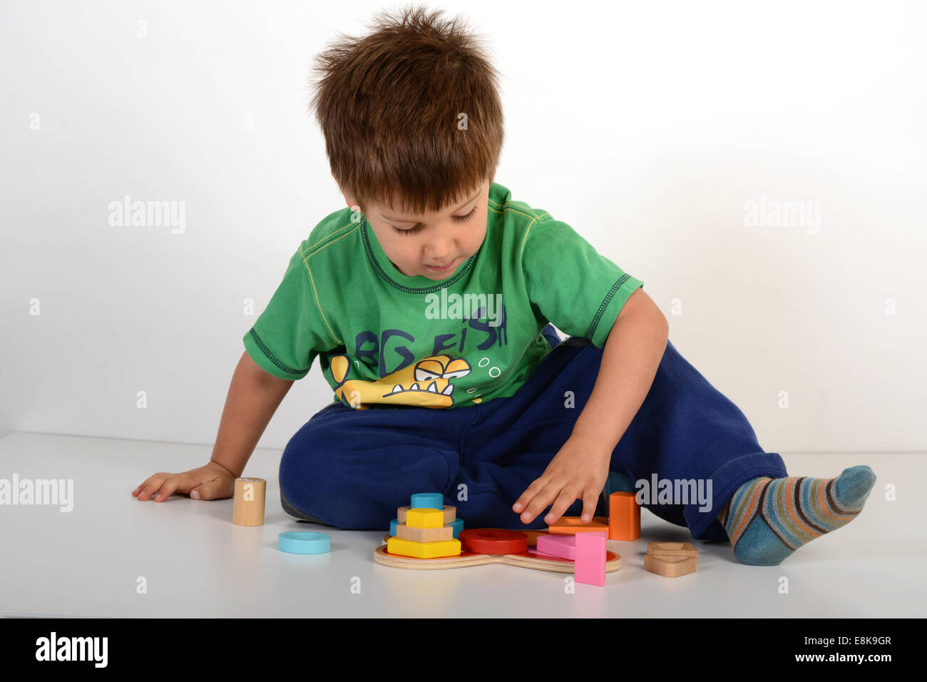 Niño jugando con juegos educativos juguetes juguetes rompecabezas jigsaw uk Foto de stock