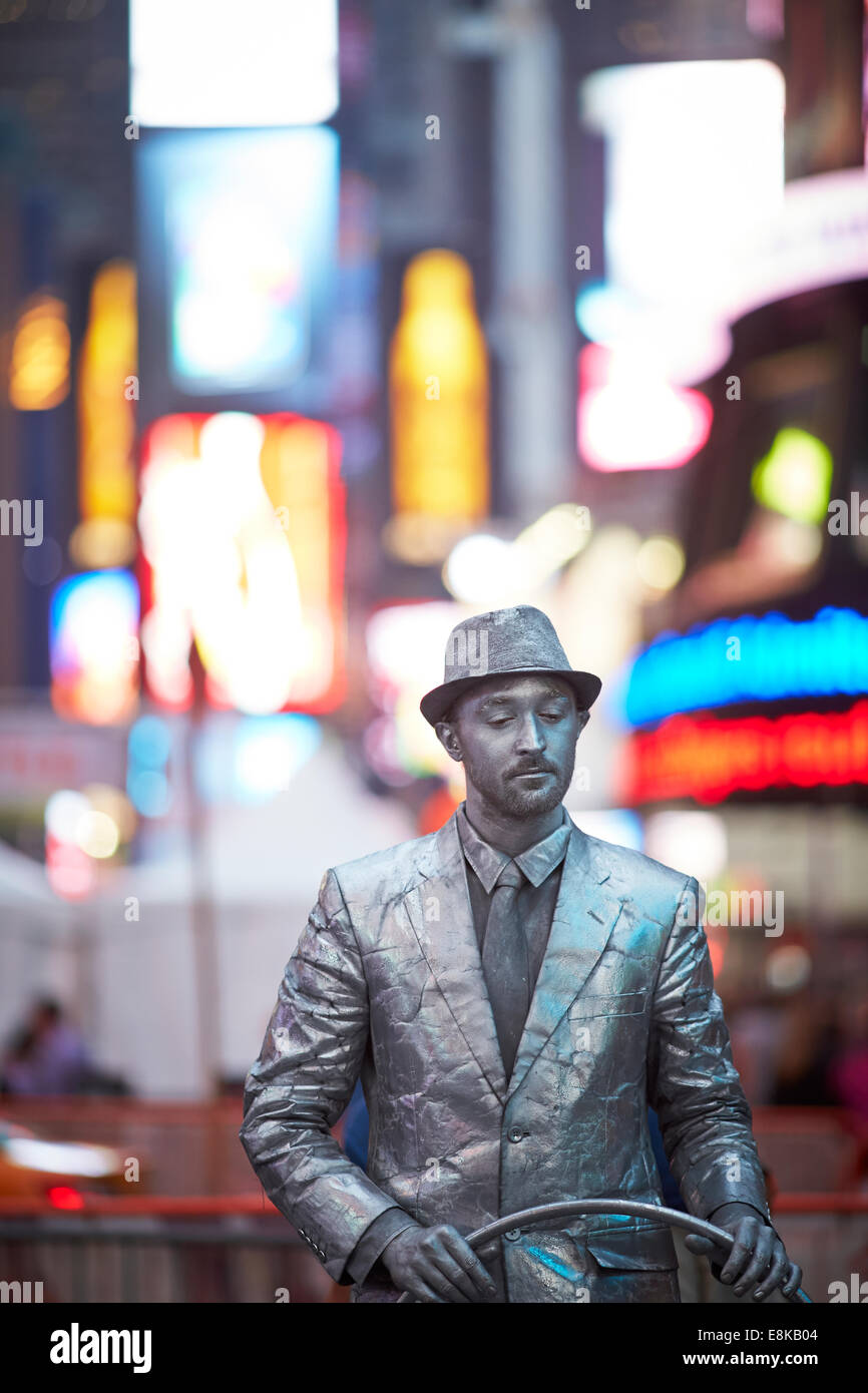 La ciudad de Nueva York Times Square NYC músico callejero performer, trabajando para obtener sugerencias Foto de stock