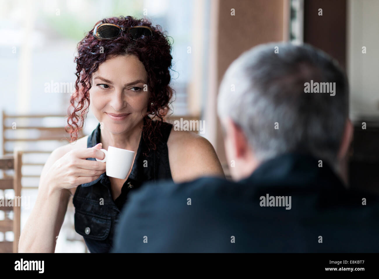 Mildlife dating-mayores ouple en una cafetería Foto de stock