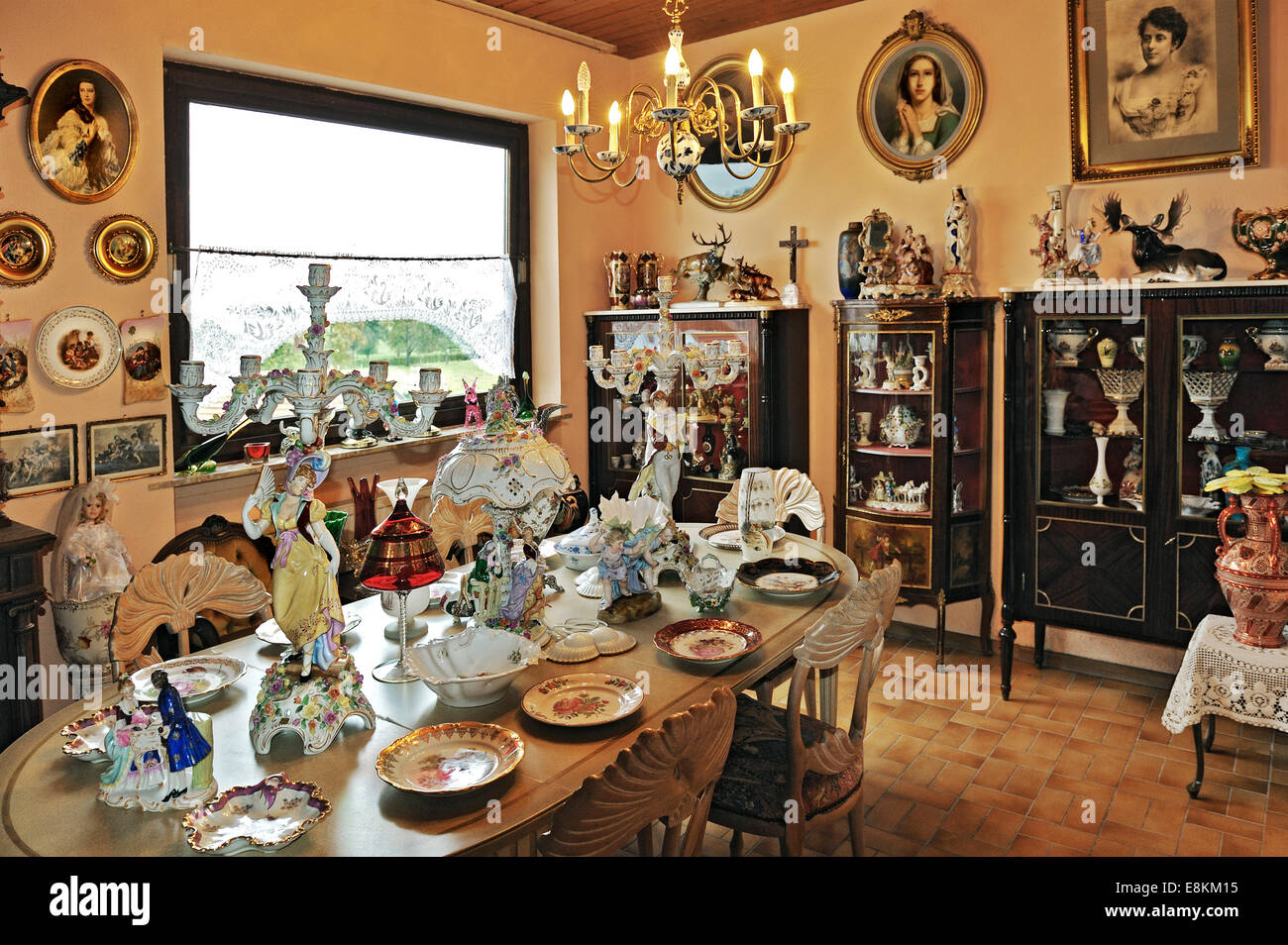 Porcelana antigua y mostrar casos en una colección privada. Foto de stock