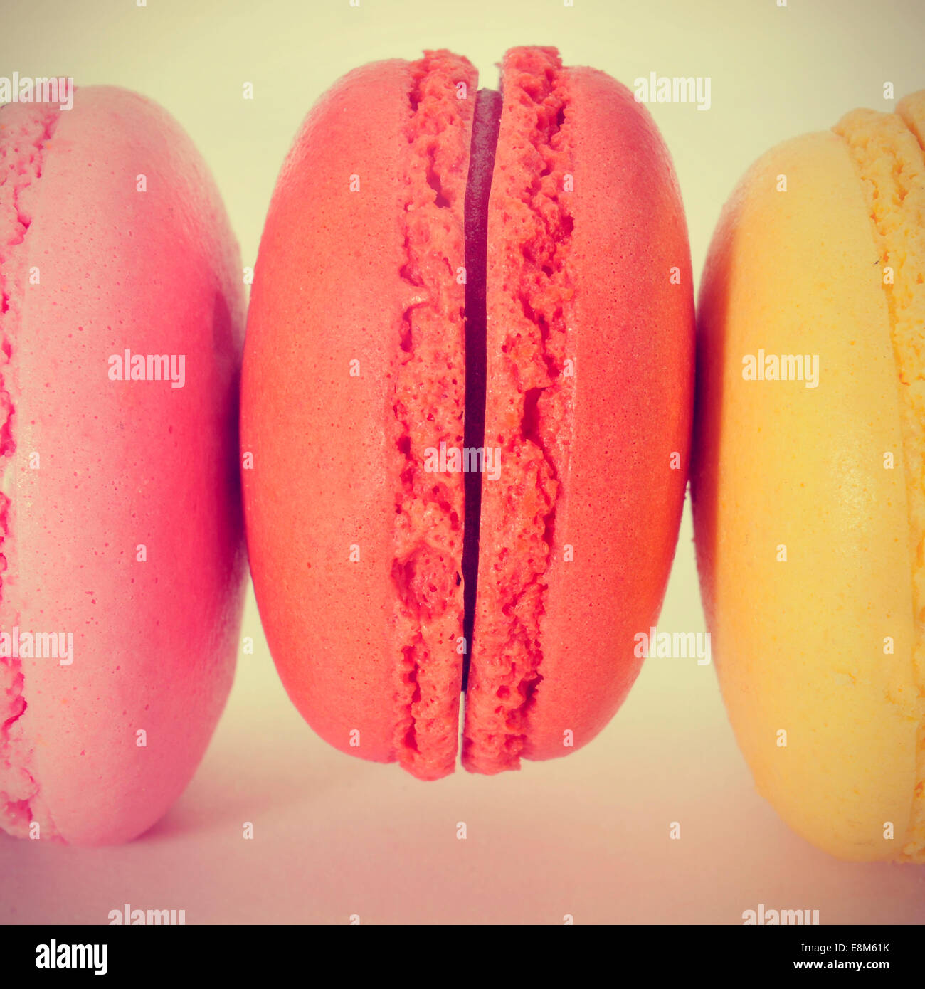 Primer plano de unas apetitosas macarons con diferentes colores y sabores, con un efecto retro Foto de stock