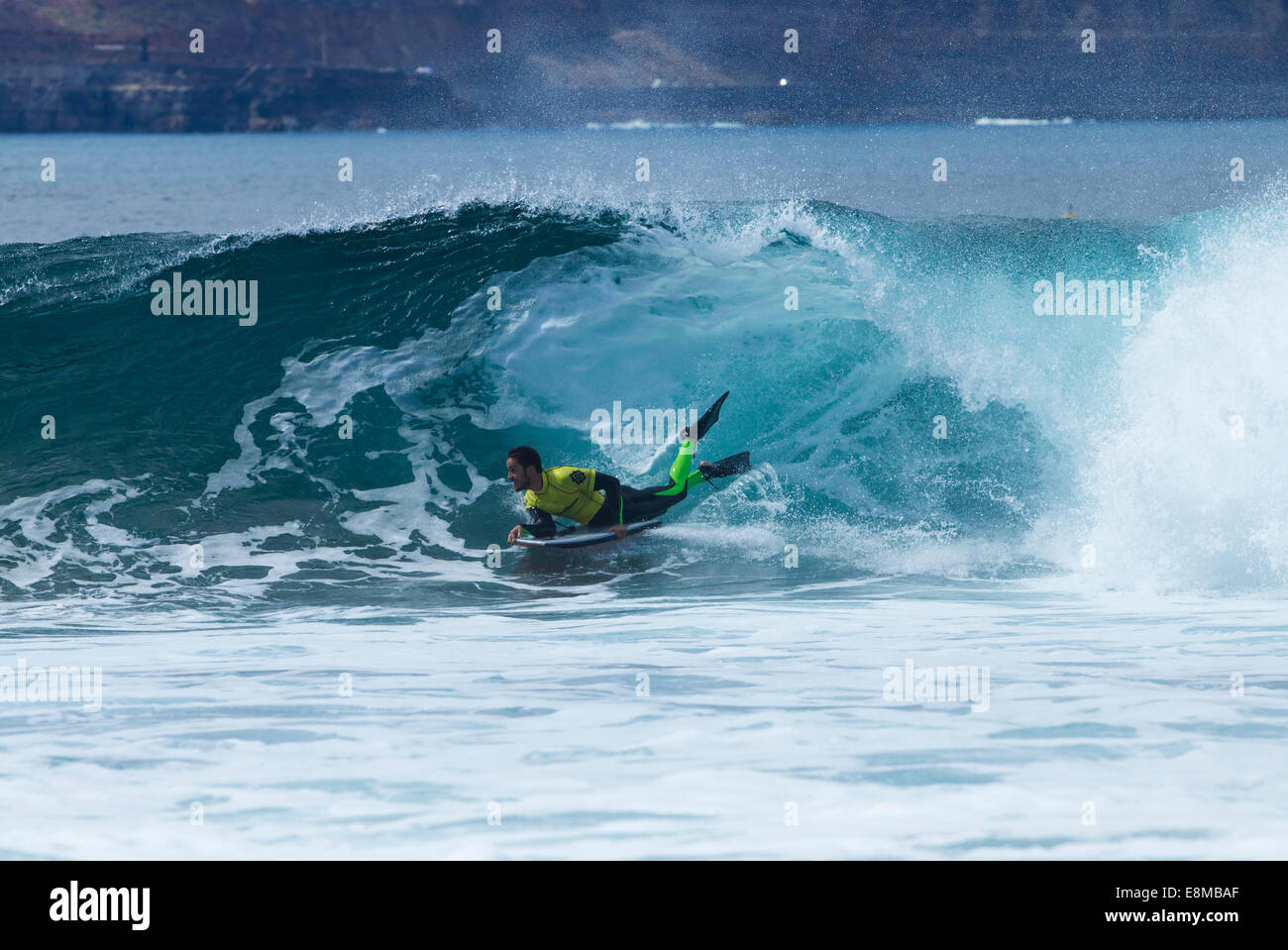 Islas Canarias, España. El 10 de octubre de 2014. Bodyboarder montando una onda en el LPA Sunset Festival de surf en la playa de El Confital, Las Palmas, Gran Canaria. Crédito: ALANDAWSONPHOTOGRAPHY/Alamy Live News Foto de stock