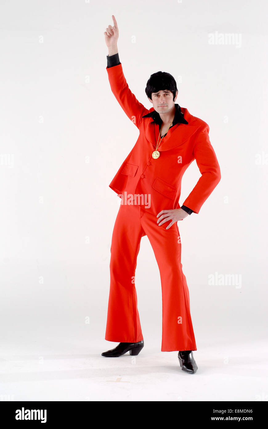 Hombre en vestidos de traje de comedia como una discoteca de 1970 John  Travolta Staying alive discoteca de moda ropa Fotografía de stock - Alamy