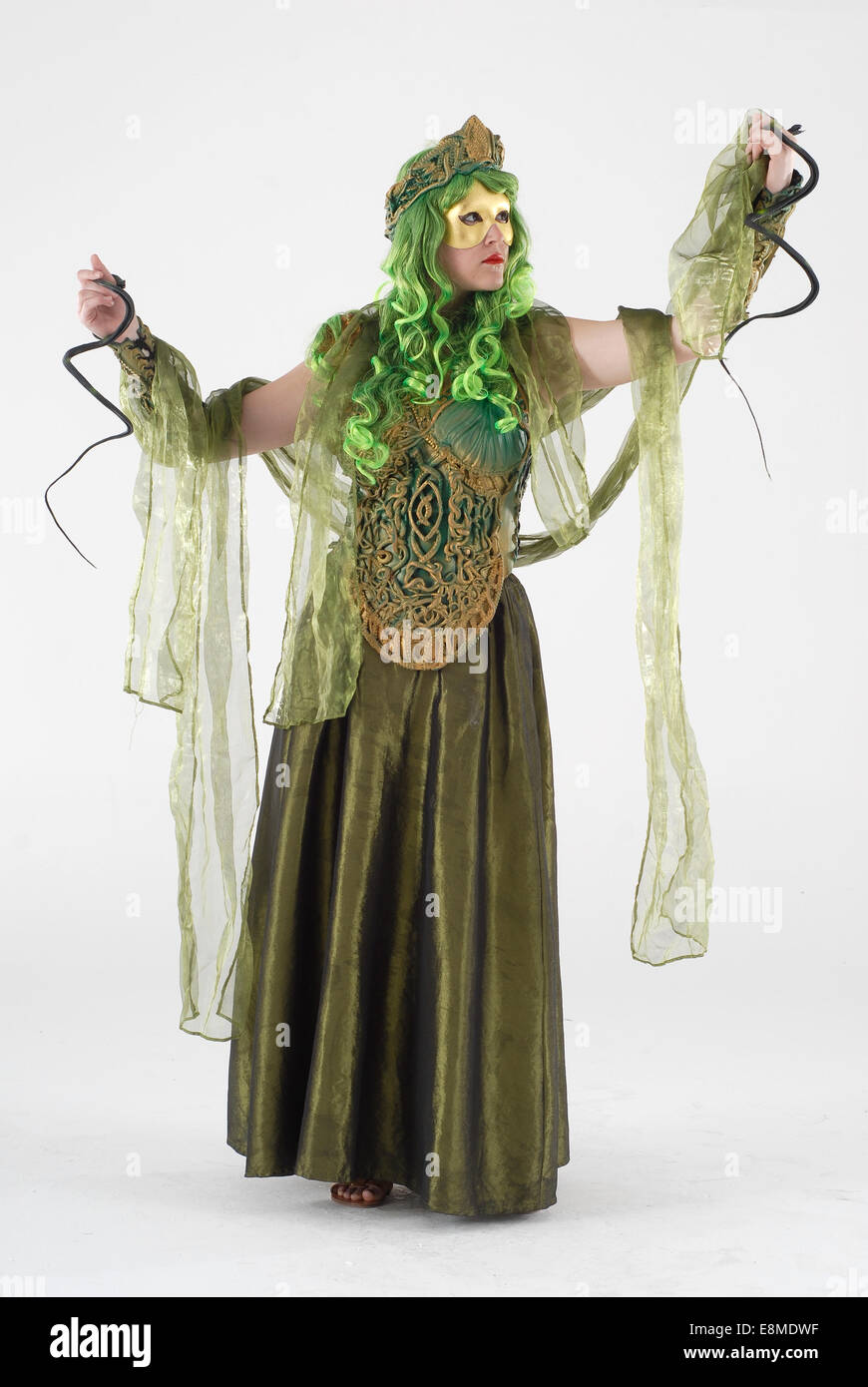 Mujer en vestidos de traje de comedia como Medusa personaje mitológico,  adecuado para la pantomima / play Fotografía de stock - Alamy