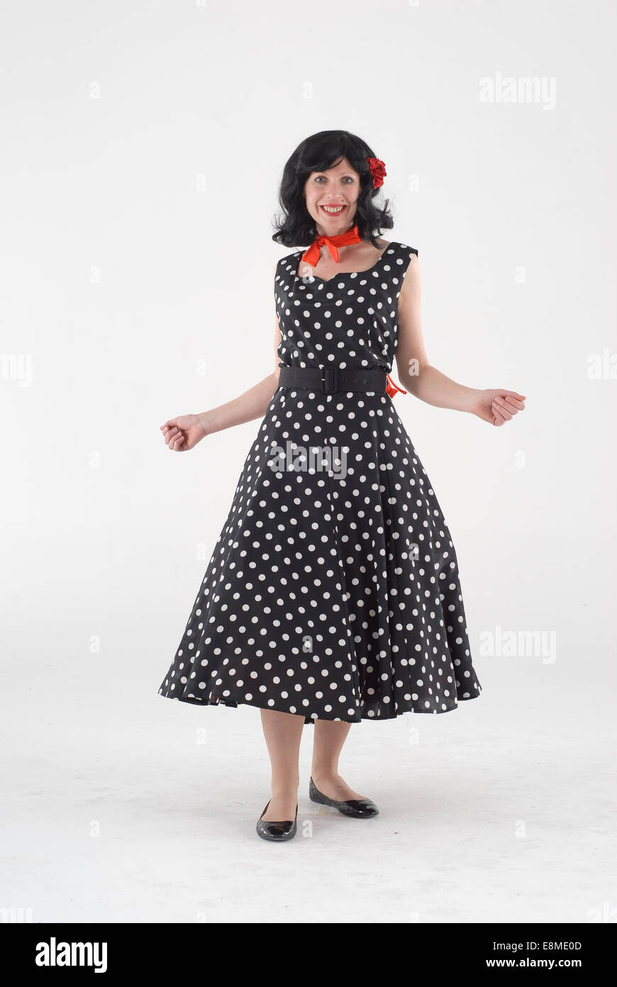 calentar represa Vandalir Mujer en vestidos de trajes en una comedia de 1950, vestido y la peluca de  moda Fotografía de stock - Alamy