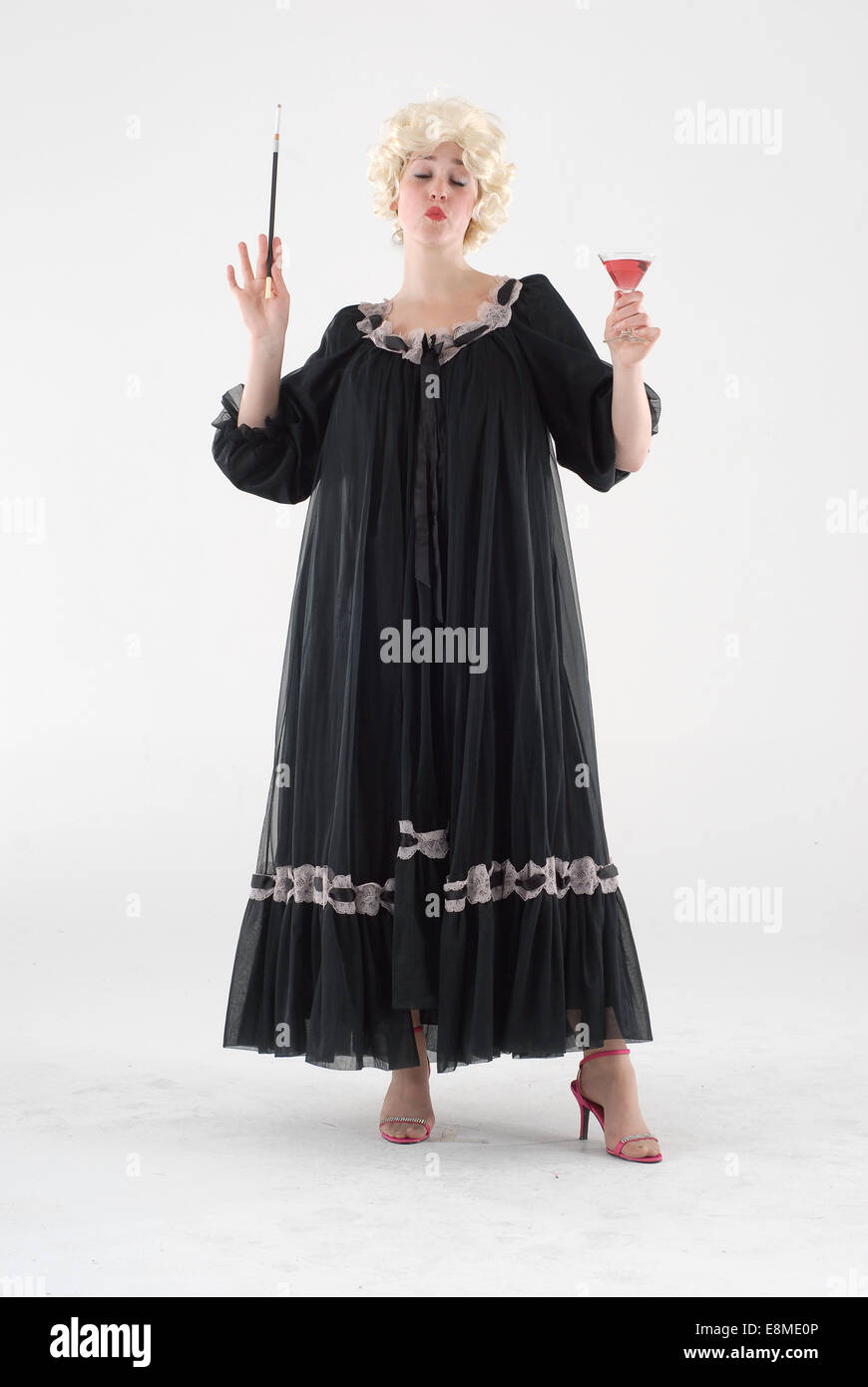 Mujer en vestidos de traje de comedia en 1960 moda ropa divertida y loca  Fotografía de stock - Alamy