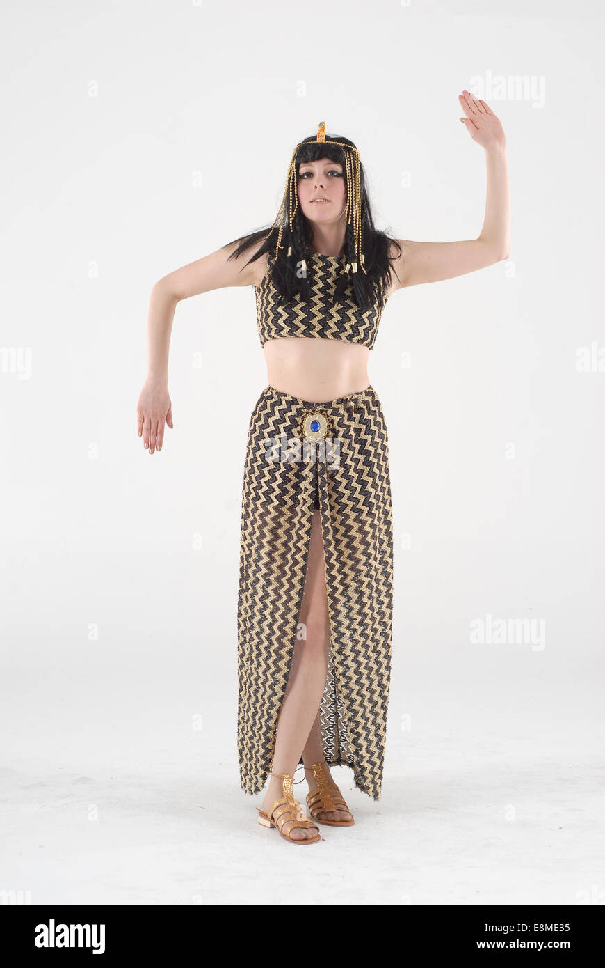 Mujer en vestidos de traje de comedia en un traje de Cleopatra de Egipto en vestidos estampados, sandalias de oro y negro peluca con headpiece Fotografía de stock - Alamy Mujer en vestidos de traje de comedia en un traje de Cleopatra de Egipto en vestidos estampados, sandalias de oro y negro peluca con headpiece Fotografía de stock - Alamy