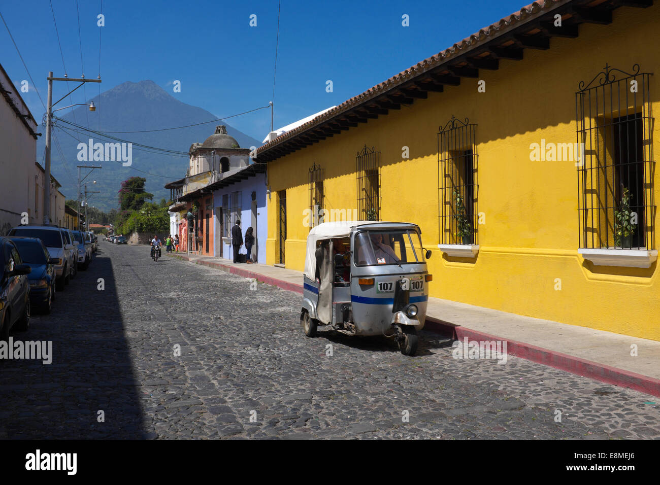Tuk-tuk taxi, Antigua Guatemala, Guatemala. Volcán de agua en el fondo