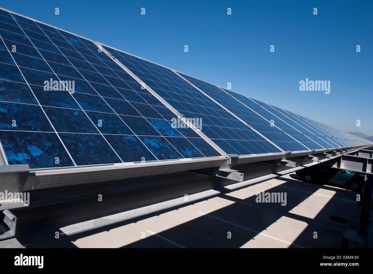 Nápoles, Italia, 17 de octubre de 2013 - Una vista de paneles solares instalados en la parte superior de un garaje en la actividad de Apoyo Naval Nápoles C Foto de stock