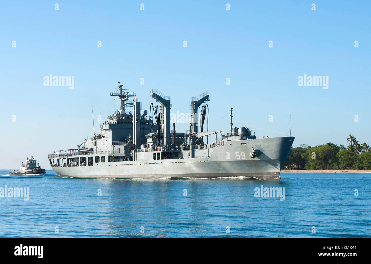 Pearl Harbor, 22 de noviembre de 2013, la República de Corea en apoyo de combate rápido barco ROK Hwacheon AOE (59) llega a la base conjunta guisante Foto de stock