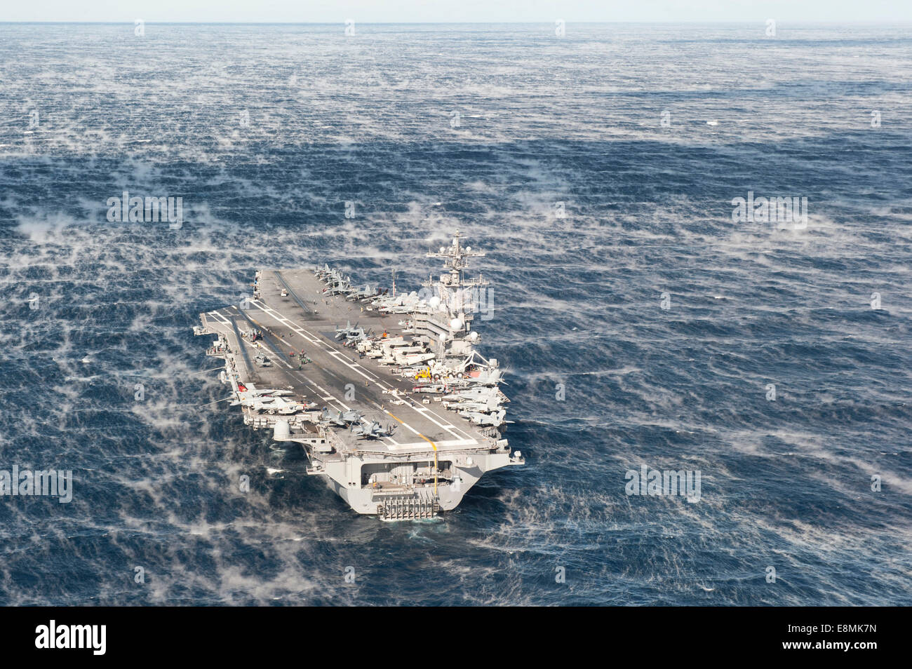 Océano Atlántico, 24 de noviembre de 2013, el portaaviones USS George H.W. Bush (CVN 77) velas en el océano Atlántico mientras conducta Foto de stock