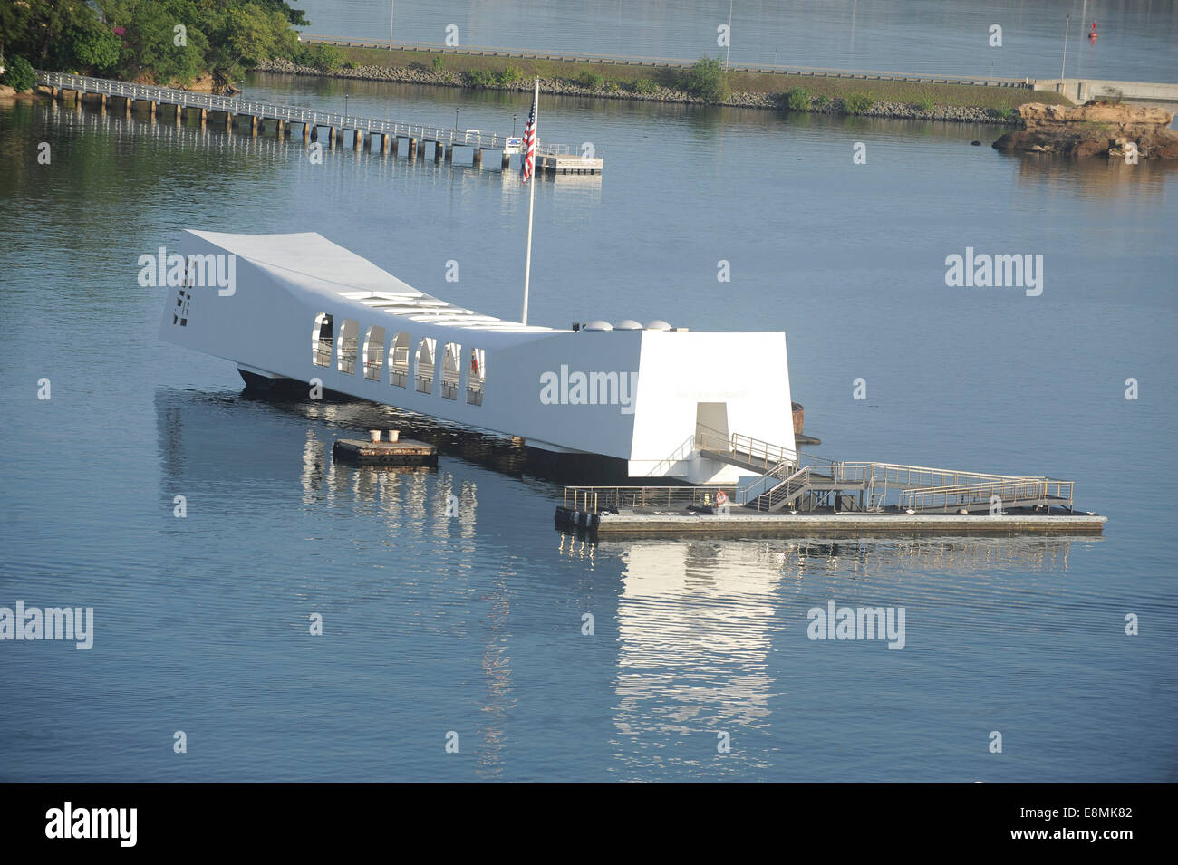 Pearl Harbor el 3 de diciembre de 2013, el portaaviones USS Nimitz (CVN 68), no se muestra, tránsitos pasado el USS Arizona (BB 39) M Foto de stock