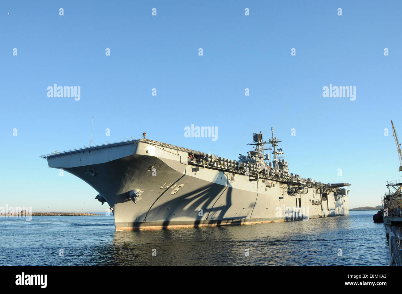 Pascagoula, Mississippi, el 31 de enero de 2014, el buque de asalto anfibio Pre-Commissioning Unidad (PCU) América (LHA 6) regresa a Foto de stock