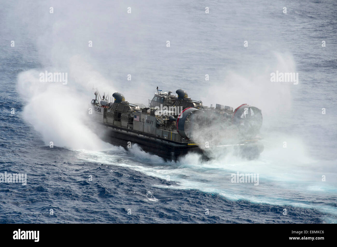 Océano Pacífico, 26 de junio de 2014 - un desembarco de cojín de aire (LCAC) sale el buque de asalto anfibio USS Peleliu (LHA 5). Foto de stock