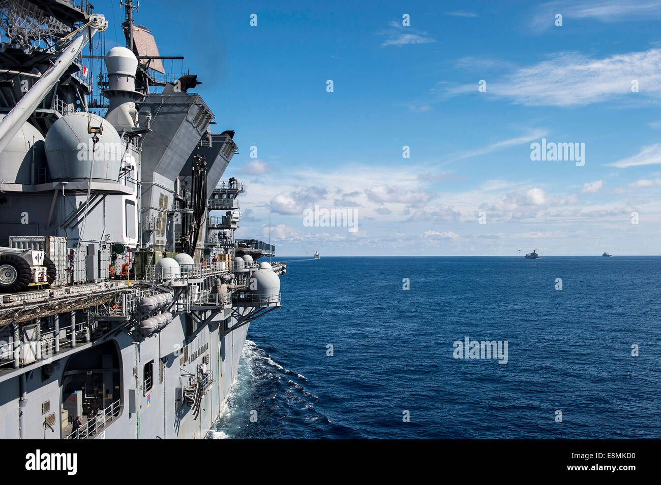 El Mar del Sur de China, 24 de agosto de 2014 - El dock buque anfibio de transporte USS San Diego (LPD 22), el comando de Transporte Marítimo Militar flota Foto de stock