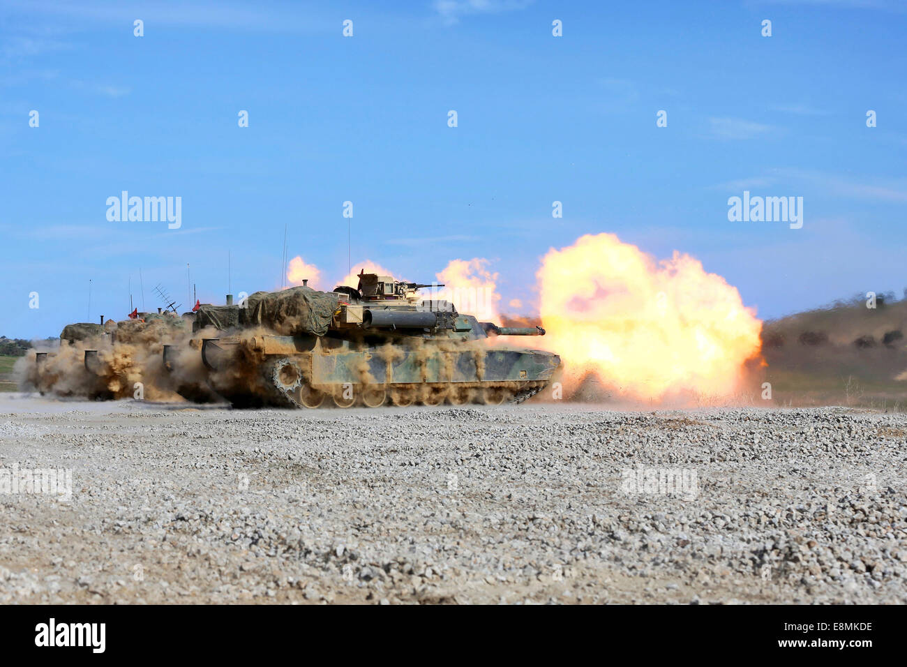 Marzo 20, 2014 - El fuego de la Infantería de Marina de EE.UU. 120mm smoothbore cañón de cuatro M1A1 Abrams de tanques durante un ejercicio de entrenamiento con fuego vivo en Foto de stock