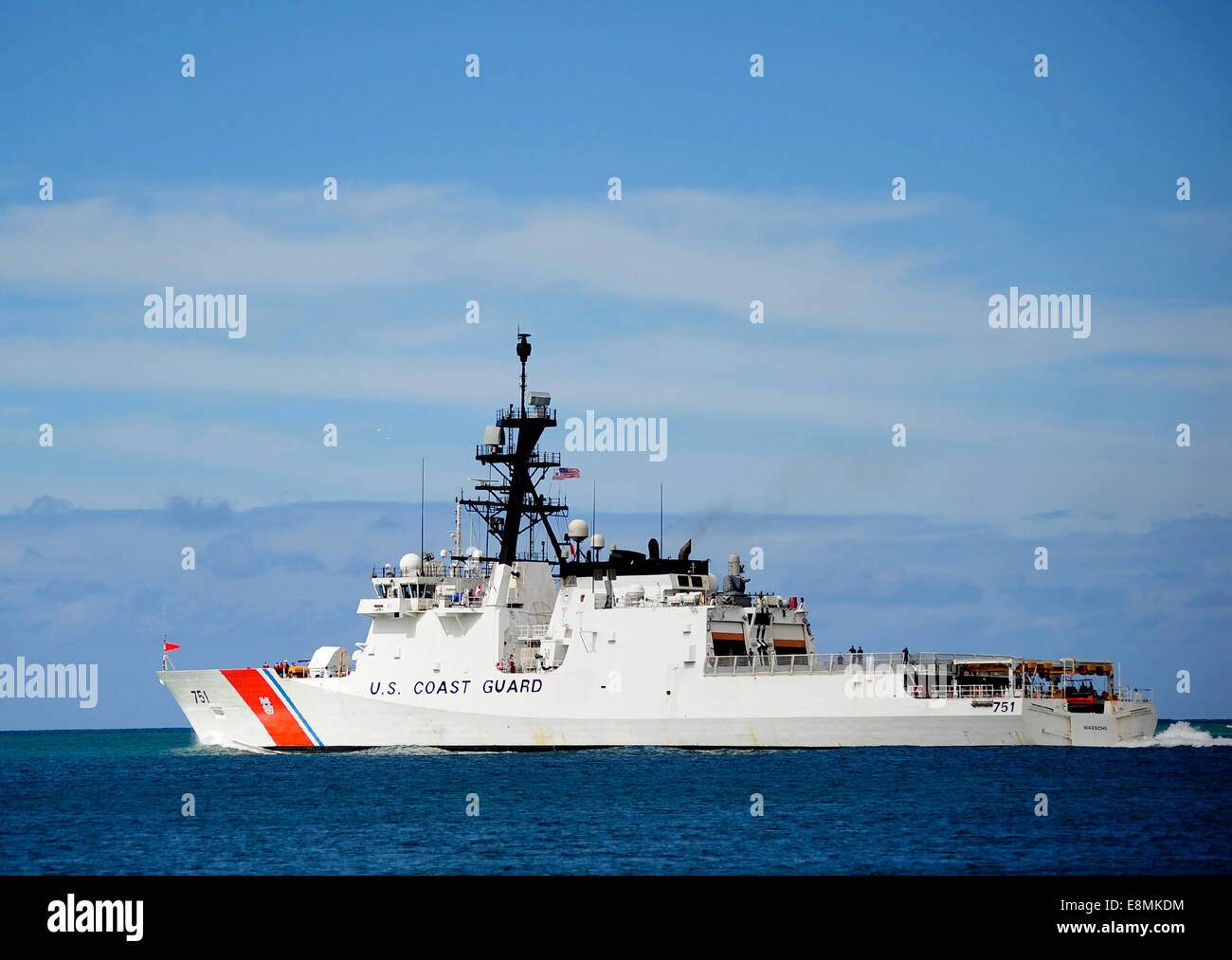 Julio 9, 2014 - La seguridad nacional cutter USCGC Waesche (WMSL 751) sale Pearl Harbor-Hickam base conjunta, Hawai, a particip Foto de stock