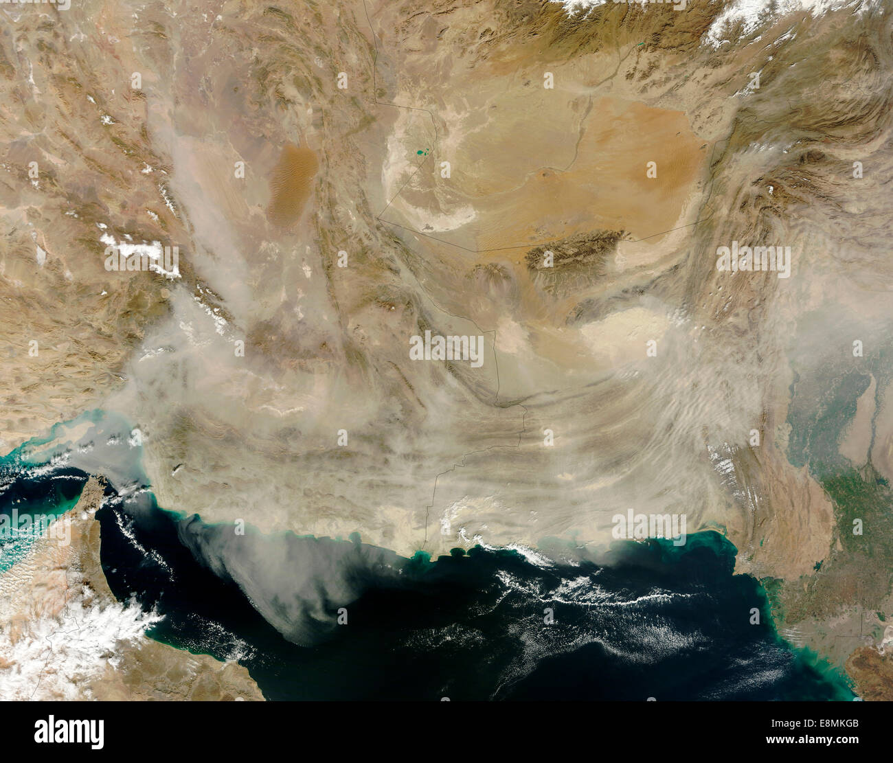 Enero 12, 2013 - Vista satélite de una tormenta de polvo que se extiende desde la costa de Pakistán hacia el Estrecho de Ormuz. Lo suficientemente grueso para Foto de stock