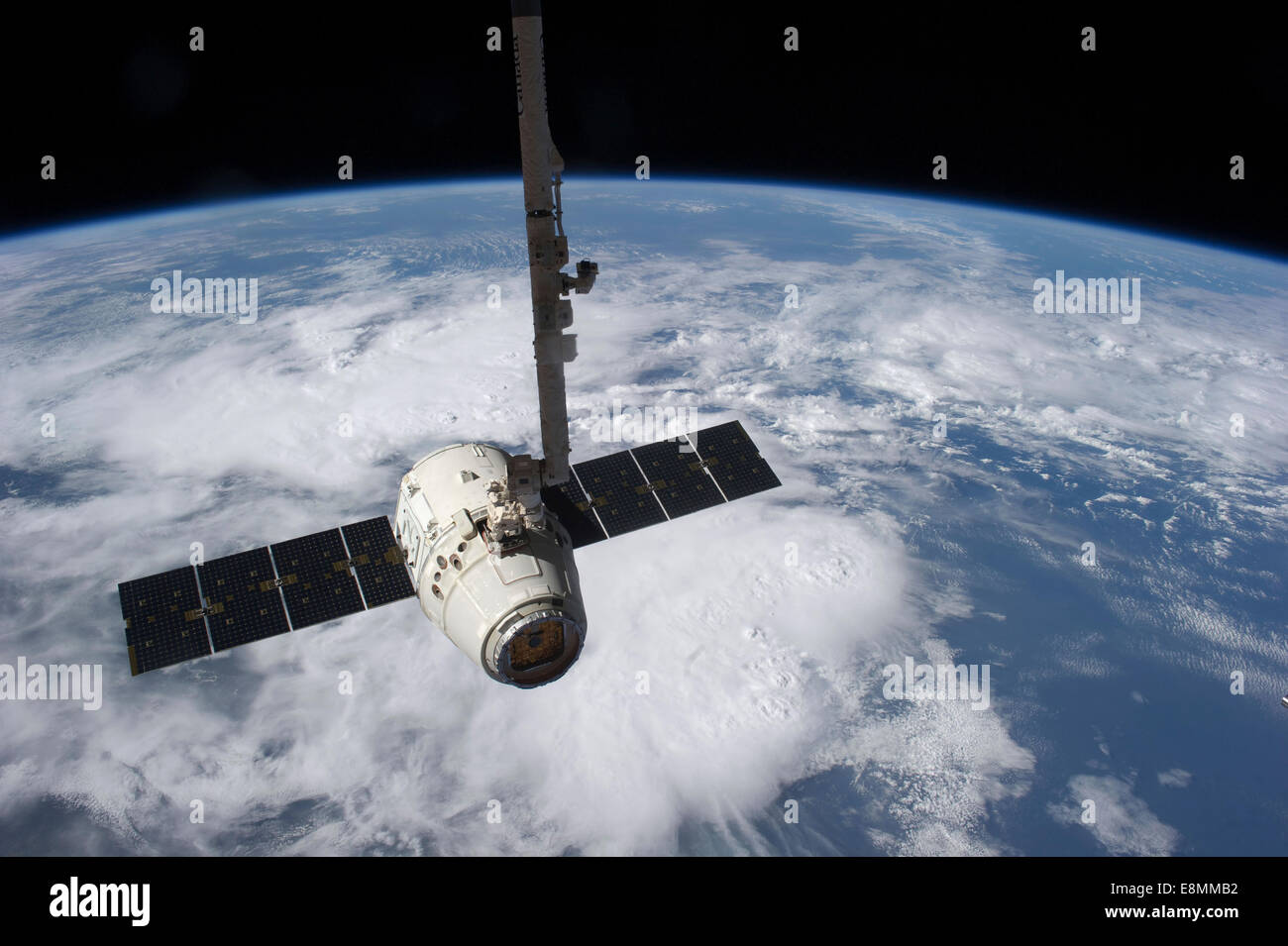Mayo 31, 2012 - El Dragón SpaceX nave de carga se muestra justo antes de ser liberado por la Estación Espacial Internacional el Canad Foto de stock