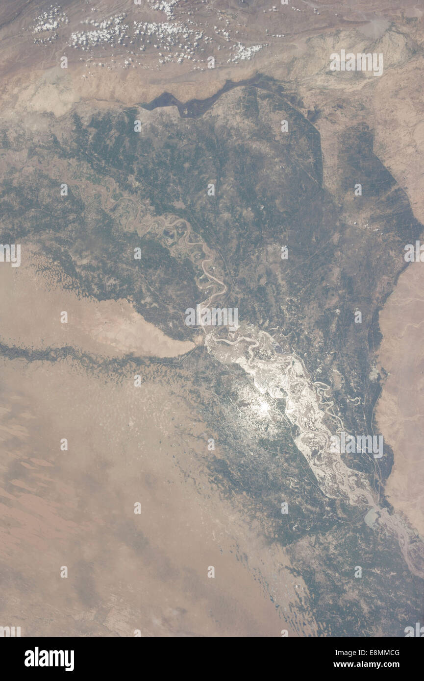 Agosto 14, 2013 - Vista desde el espacio del valle del Indo en Pakistán, con sus enormes inundaciones de agosto brillantemente visibles en sunglint. Foto de stock