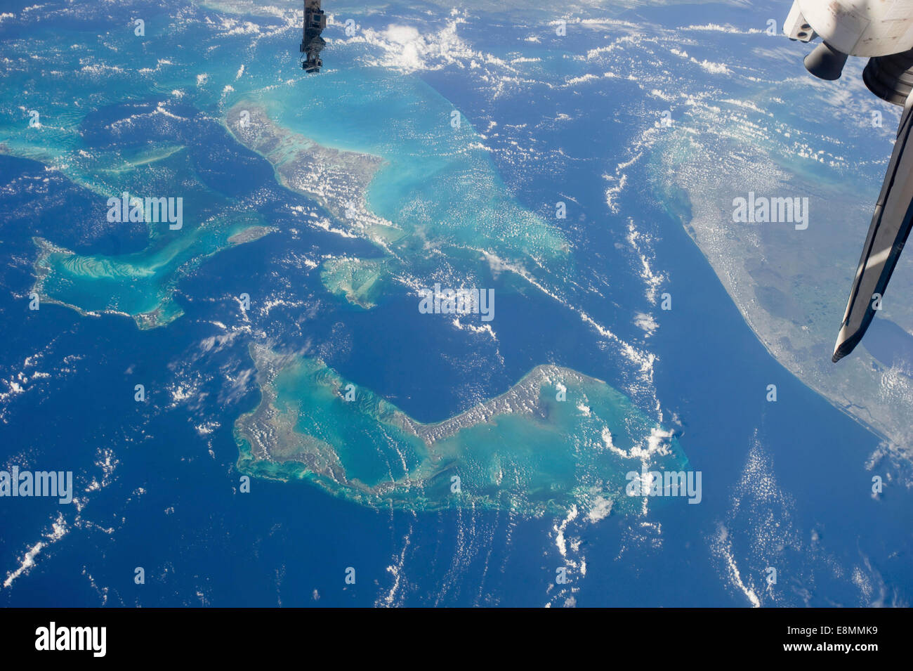 Julio 12, 2011 - Vista desde el espacio con la lengua del océano, y varias de las 2.700 islas en las Bahamas y parte Foto de stock