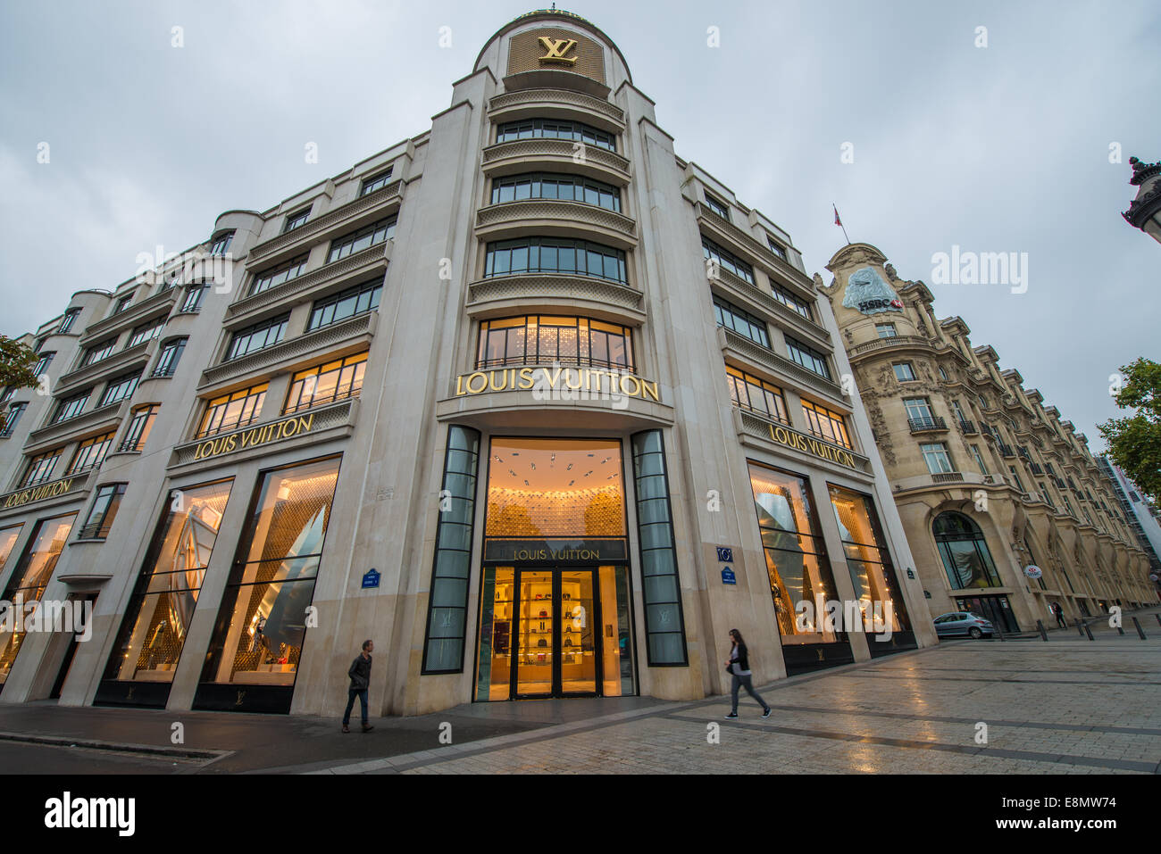 Louis Vuitton, los Campos Elíseos, en París, Francia Fotografía de stock -  Alamy