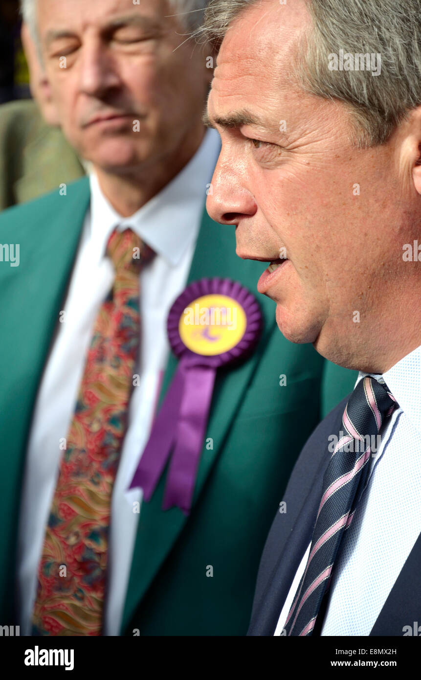 El eurodiputado Nigel Farage en Rochester para abrir una nueva oficina en la calle alta y apoyar la marca delante de la temeraria por elección en noviembre Foto de stock