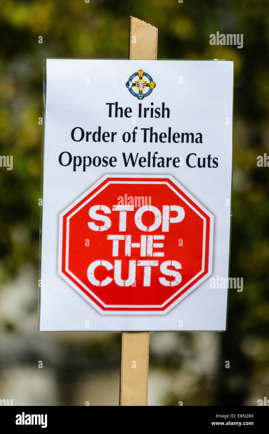 Belfast, Irlanda del Norte. 11/10/2014 - pancartas en las que se pedía el fin de la austeridad Tory corta a una protesta. Foto de stock
