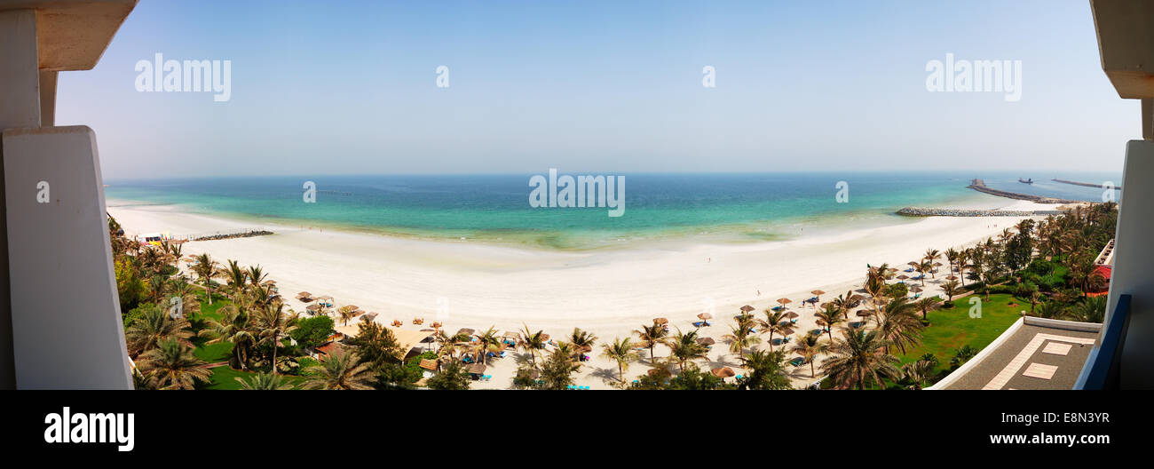 El panorama de la playa y el agua color turquesa del hotel de lujo, Ajman, Emiratos Árabes Unidos Foto de stock
