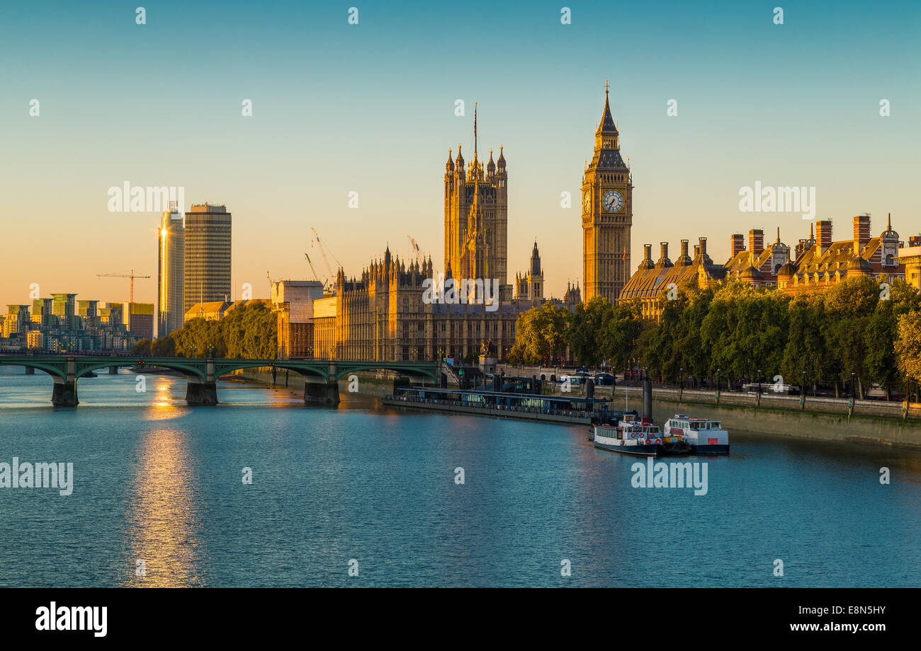 Elizabeth Tower, el Big Ben y Westminster Bridge, temprano en la mañana la luz, Londres, Inglaterra, Reino Unido. Foto de stock