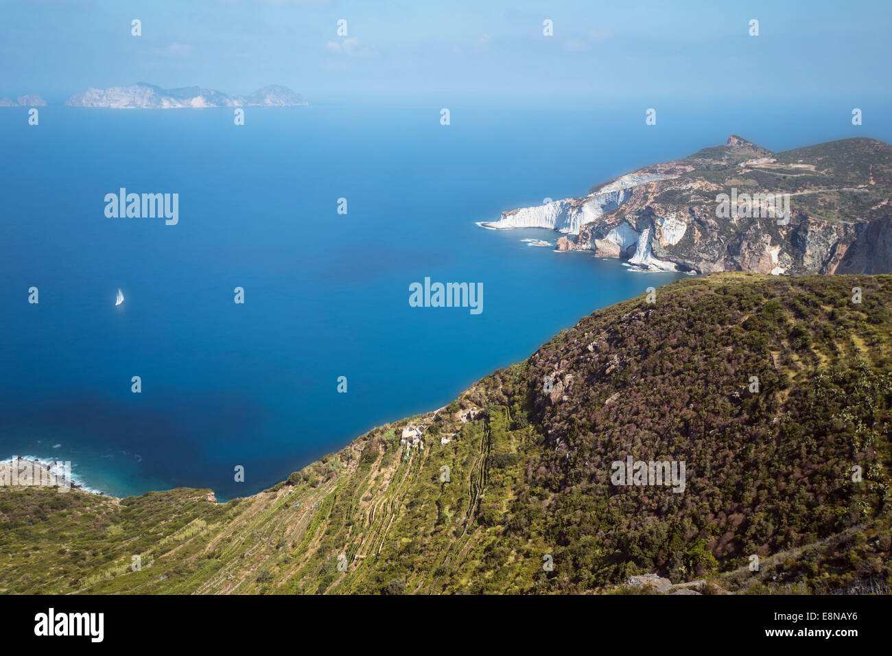 Vista panorámica de la isla mediterránea Costa (Ponza, Italia). La larga exposición técnica fotográfica Foto de stock