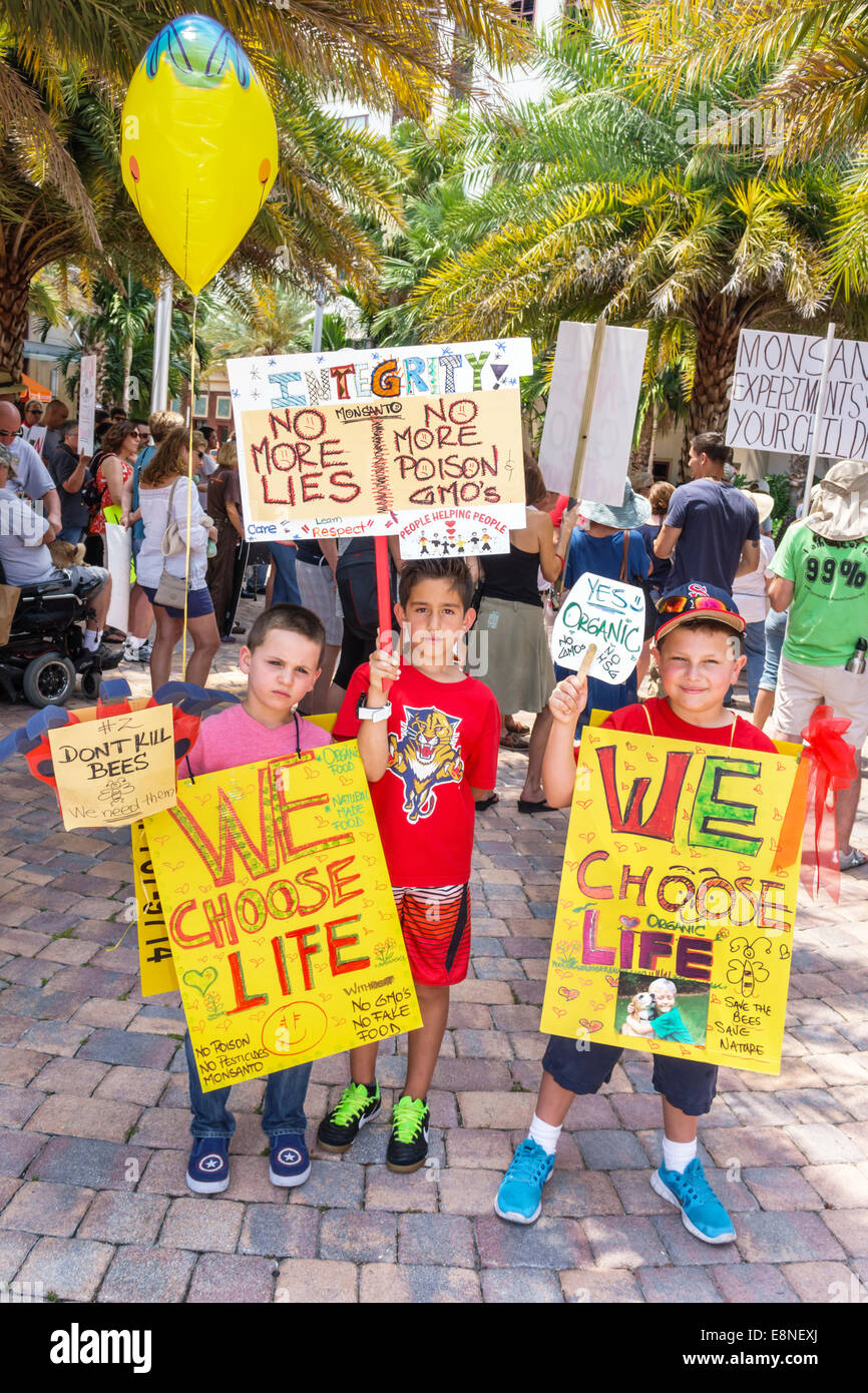 West Palm Beach Florida,Clematis Street,protesta,demostración,Monsanto,OGM,OGM,organismos genéticamente modificados,contra,signo,cartel,protester,pro Foto de stock