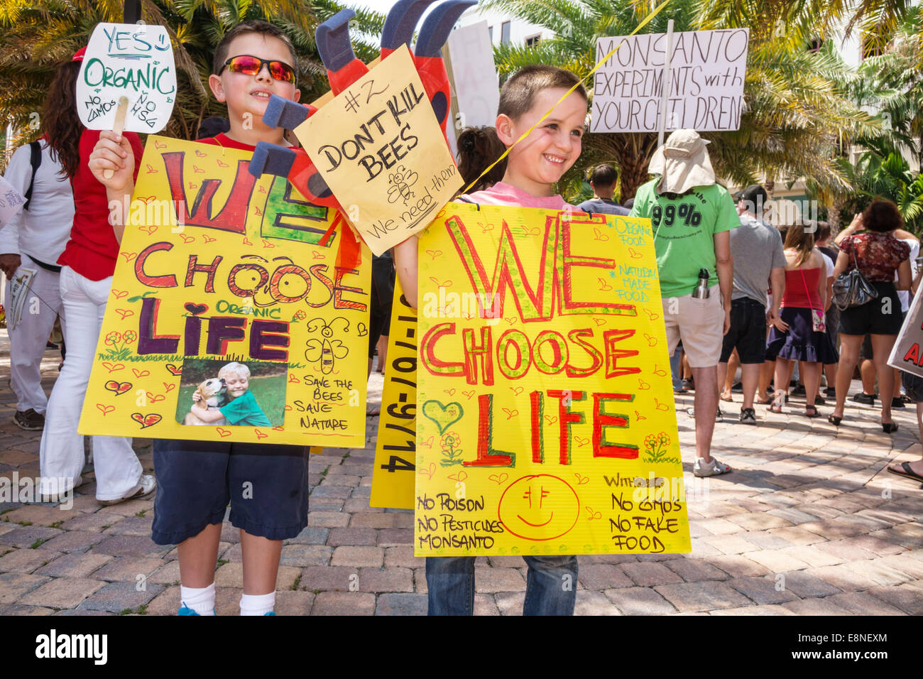 West Palm Beach Florida,Clematis Street,protesta,demostración,Monsanto,OGM,OGM,organismos genéticamente modificados,contra,signo,cartel,protester,pro Foto de stock