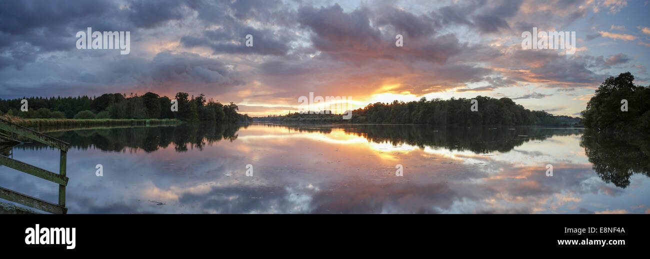 Clumber Park Lake Sunset, Nottinghamshire, Inglaterra, octubre de 2014. Foto de stock