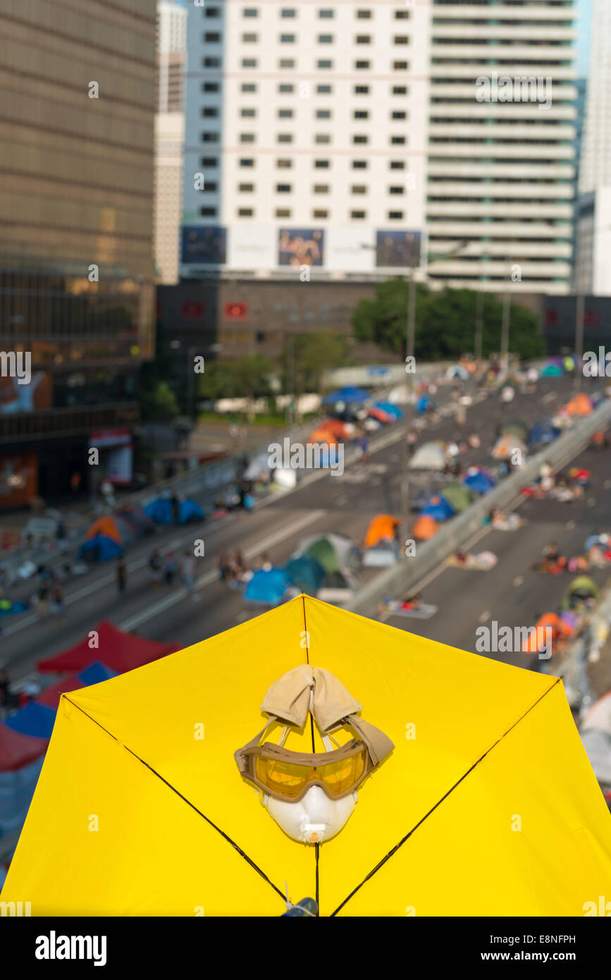 Hong Kong. El 12 de octubre de 2014. El 12 de octubre de 2014, Hong Kong protestas parasoles amarillos se han convertido en el símbolo de las protestas y de Hong Kong se encuentran en todo el Almirantazgo están incluidos en frente de las oficinas del gobierno en Tamar Admiralty. Estudiantes, activistas pro democracia y otros partidarios de ocupar el centro, que ahora se llama el paraguas paraguas de movimiento o de la revolución, se han tomado las calles en la zona ahora llamada Plaza de paraguas. Foto de stock