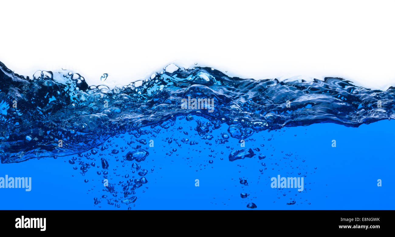 Salpicaduras de agua pura con burbujas de aire aislado sobre fondo blanco. Foto de stock