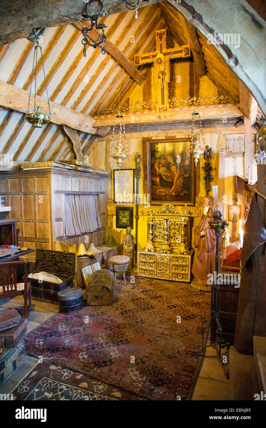 Dormitorio desordenado lleno de coleccionables de Charles Wade, Snowshill Manor, Snowshill, los Cotswolds, Gloucestershire, Inglaterra Foto de stock