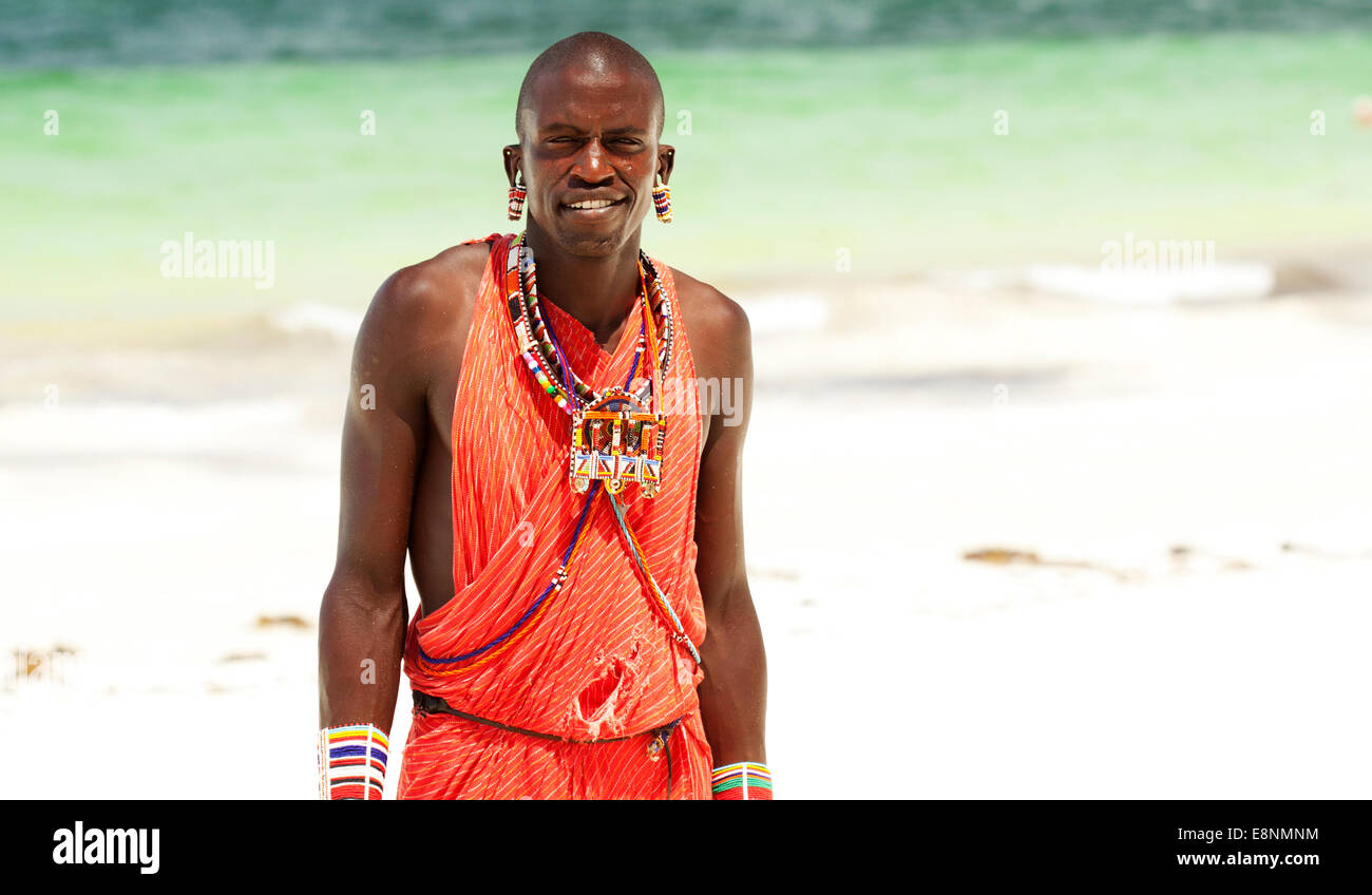 Los jóvenes massai hombre está posando en la playa Foto de stock