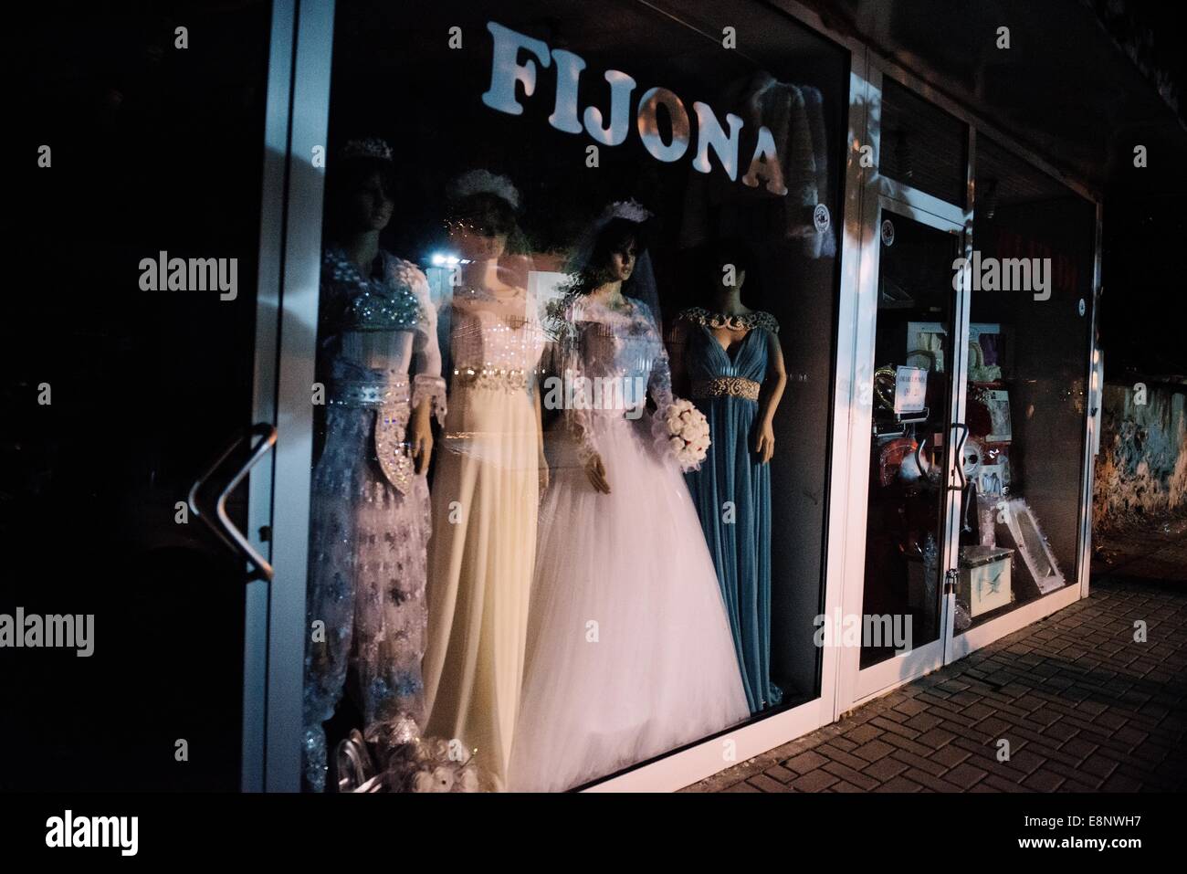 La vista de la ventana de una tienda de venta de vestidos de novia en la  ciudad de Pristina, en Kosovo Fotografía de stock - Alamy