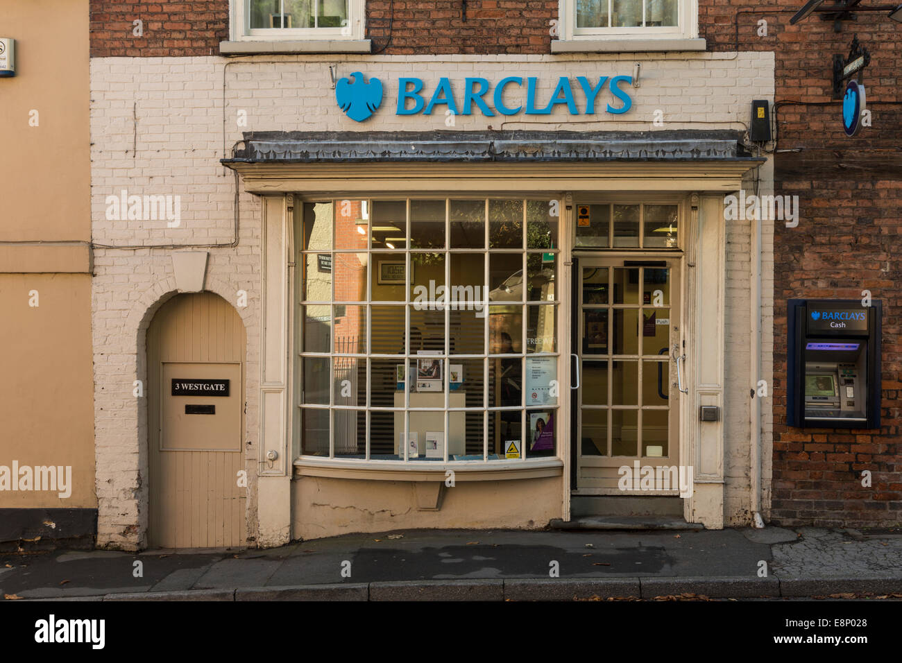Barclays Bank. Con una pequeña sucursal de la tienda tradicional frente. Southwell, Nottinghamshire Foto de stock