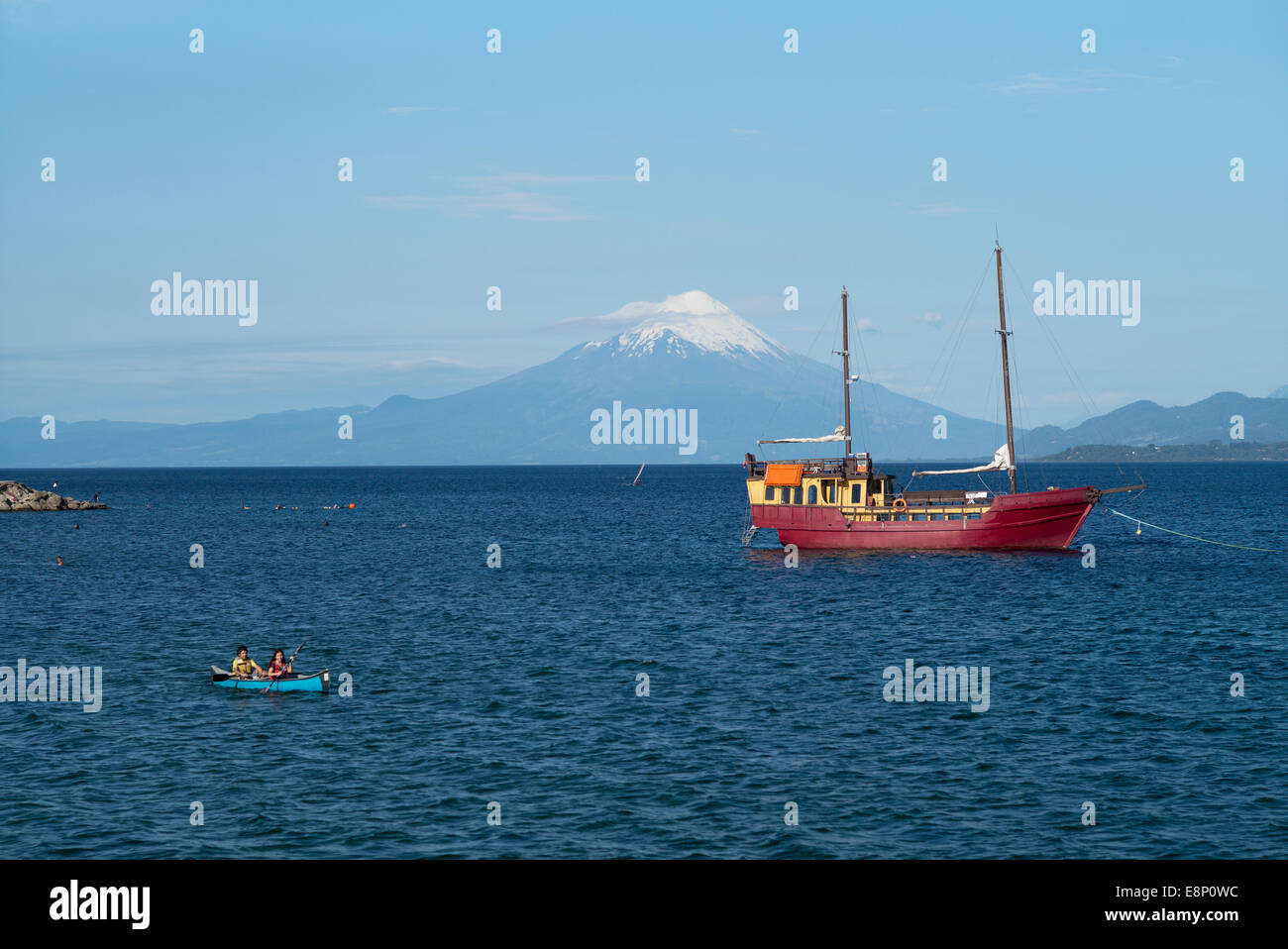 Nevado Volcán Osorno en el Lago Llanquihue, Puerto Varas, Chile, Sudamérica. Foto de stock