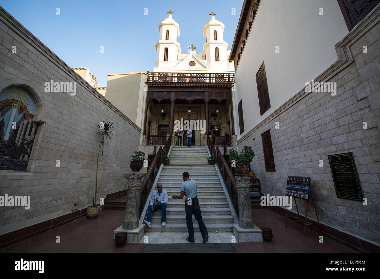 El Cairo, Egipto. 12 Oct, 2014. Los turistas se ve delante de la iglesia copta colgantes en El Cairo, Egipto, 12 de octubre de 2014. La antigua iglesia fue reabierta el 11 de octubre después de 16 años de renovación. Crédito: Pan Chaoyue/Xinhua/Alamy Live News Foto de stock
