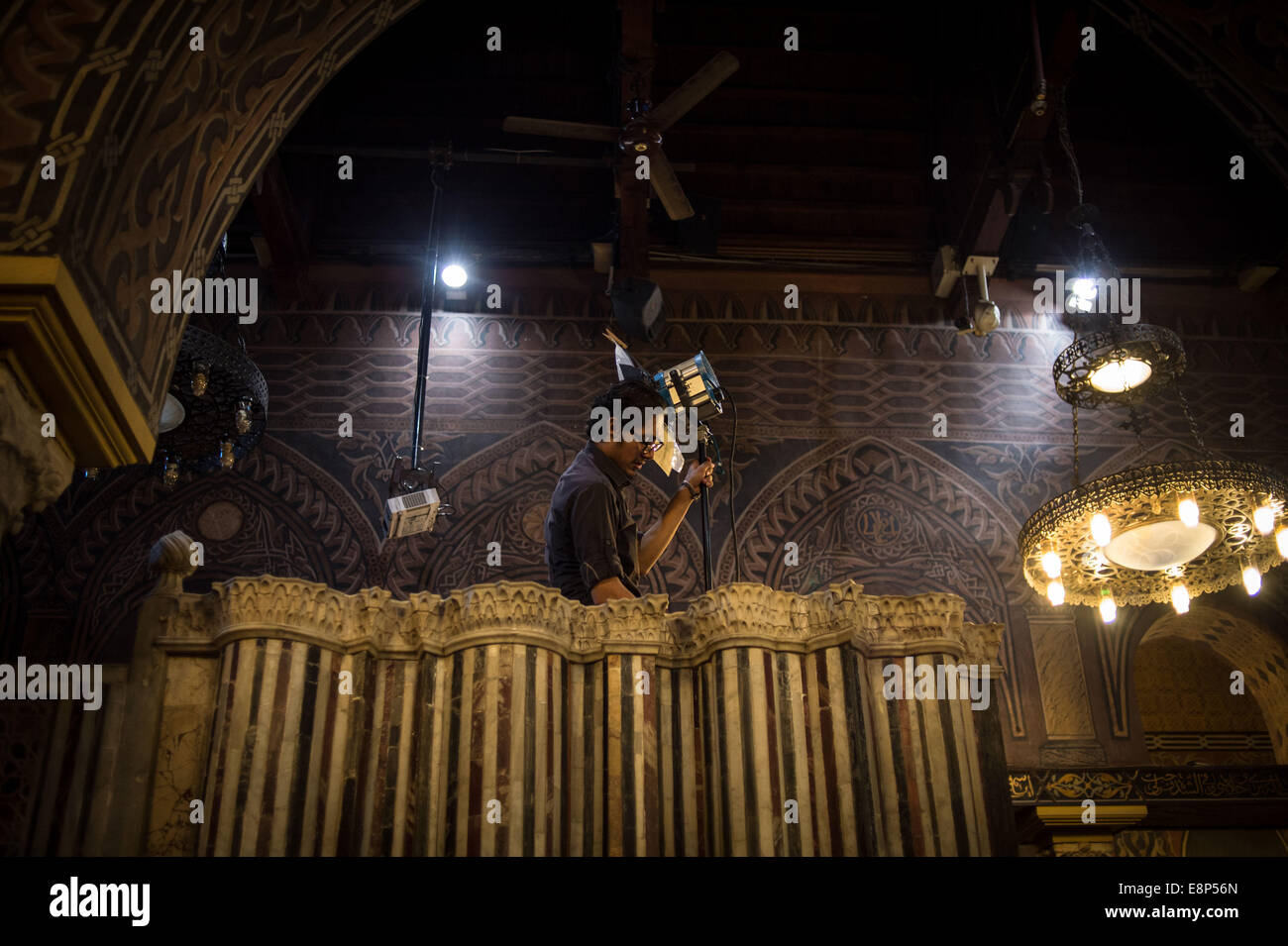 El Cairo, Egipto. 11 Oct, 2014. Un hombre arregla lámparas colgantes en la iglesia copta en El Cairo, Egipto, el 11 de octubre de 2014. La antigua iglesia fue reabierta el 11 de octubre después de 16 años de renovación. Crédito: Pan Chaoyue/Xinhua/Alamy Live News Foto de stock